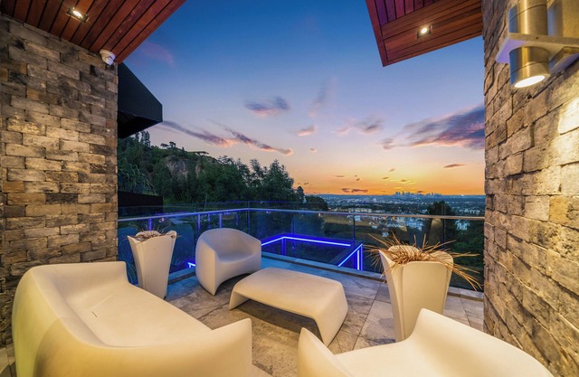 Spacious 6-bedroom house in delightful Los Angeles with WiFi, AC, fitness room