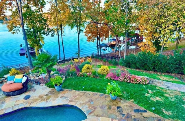 Spacious 5-bedroom Lakehouse with Dock, Pool, Hot tub and fitness room