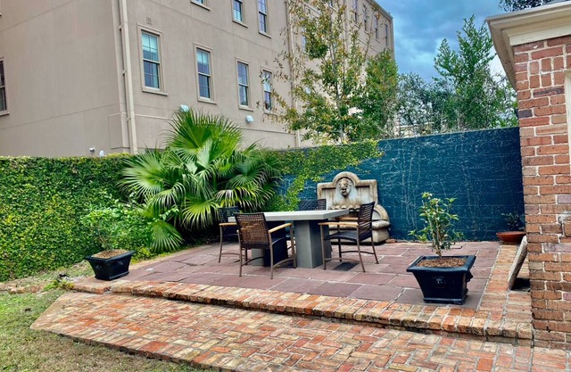 Spacious 6-bedroom condo in the historic Garden District for the Super Bowl!