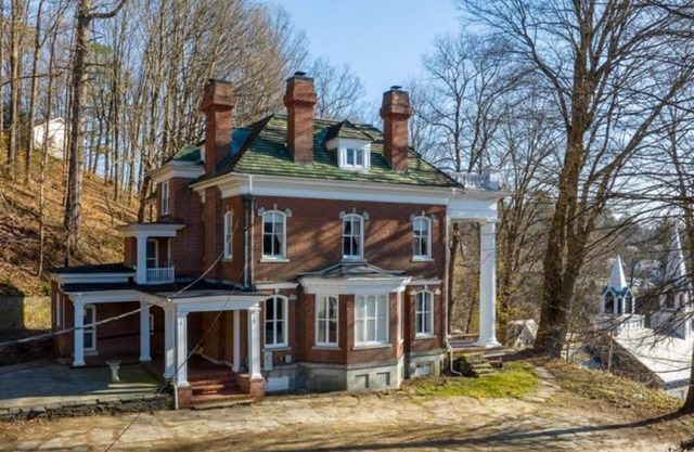 Spacious 6-bedroom house with AC, WiFi in charming Springfield