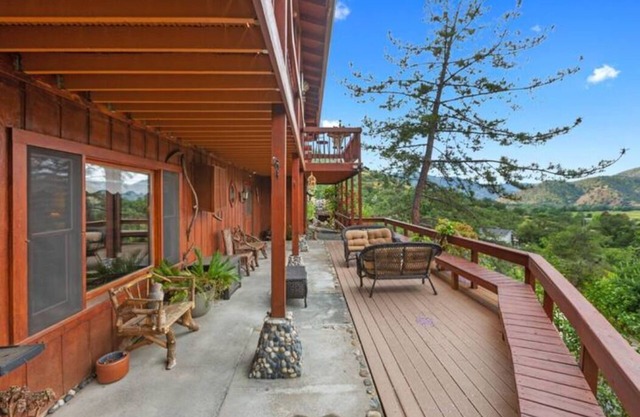 Spacious 6-bedroom cabin with AC and WiFi in tranquil Three Rivers