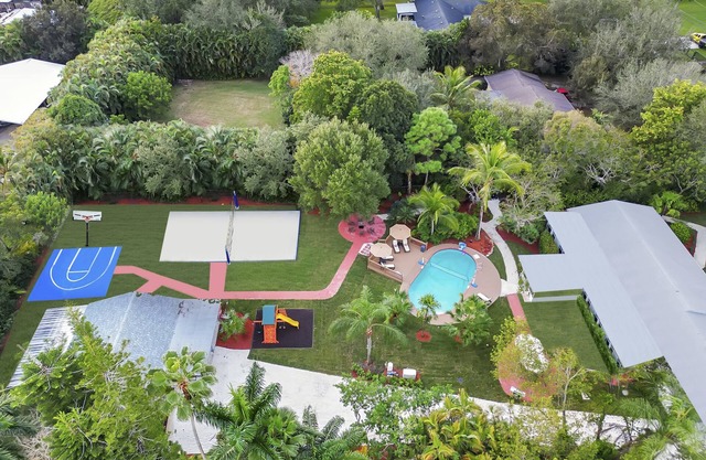 Spacious 8BR w/ Guesthouse, POOL & Tons of Games