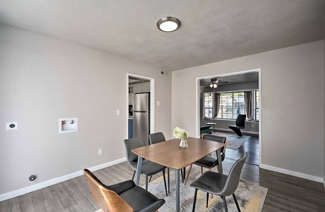 Spacious 7-bedroom 9 Bed house in serene Sacramento with AC, WiFi, Close to DT
