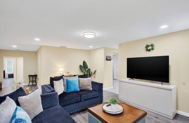 Spacious 7-Bedroom 4-bath Retreat for Groups & Families with AC, WiFi