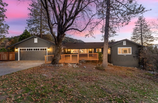 Spacious 7BR Yosemite Retreat - Hot Tub/Pet-Friendly