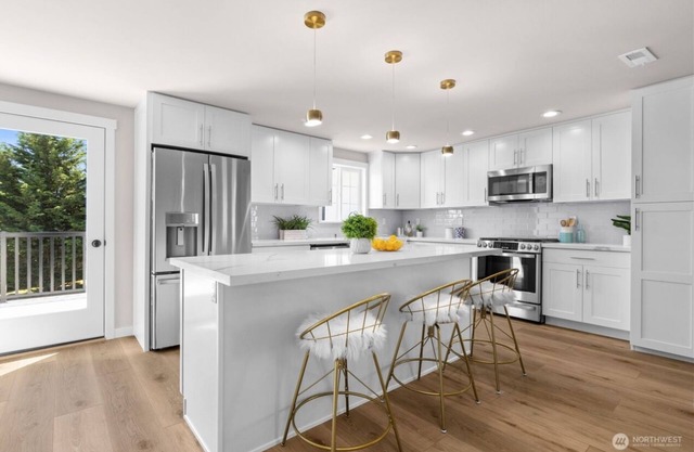 Spacious 8-bedroom house in pleasant Tukwila with AC, WiFi, rooftop deck
