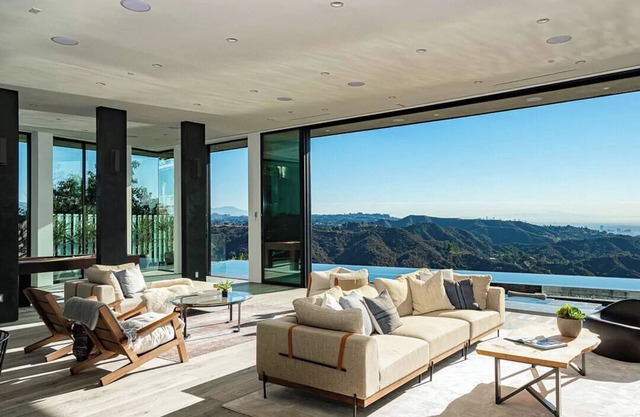 Spacious 8-bedroom house in awesome Los Angeles with WiFi, AC, fitness room