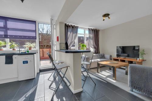 Spacious 9-Person Stay with Free Parking in London