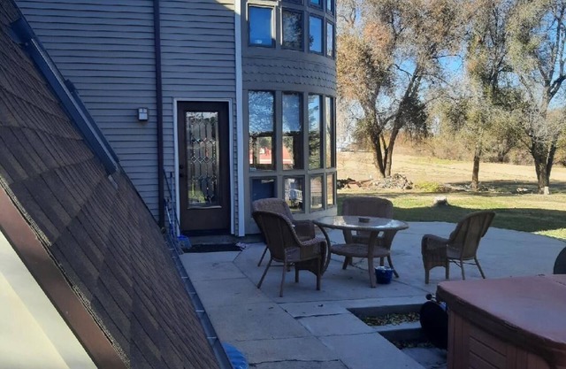 Spacious A frame house, 4 bedrooms, 3 bathrooms. Mountain style home. W/ lake