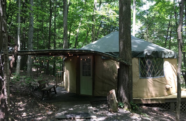 La yourte spacieuse et aérée est délicieuse pour le glamping dans le confort!