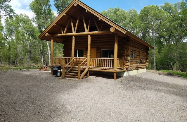 Spacieuse cabane en bois construit par Amish dans les bois