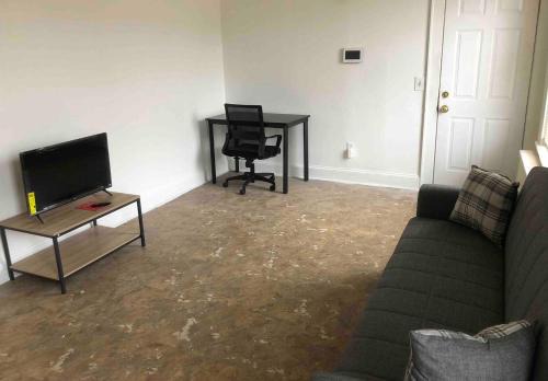 Spacious and bright 2 bedroom apartment with 1 bathroom and private street entrance