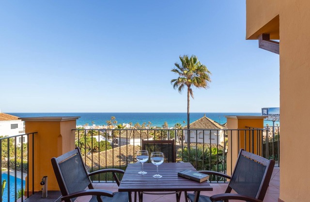 Apartment with three bedrooms, parking, terrace and pool next to the beach.
