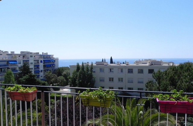 Spacieux et lumineux appartement dans résidence avec piscine , vue mer et parc