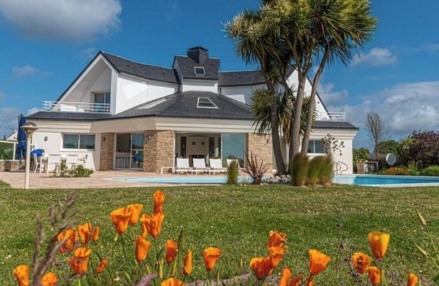 Villa Spacieuse et Lumineuse à Baden – Piscine Chauffée, Jardin et Vue Golfe