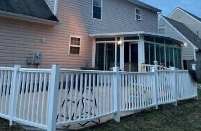 Spacious and comfortable 4 bedroom house , cats and dogs are welcome