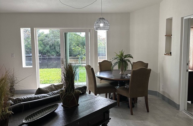 Spacious and Charming 5-bedroom house with WiFi and AC in Fort Myers on canal