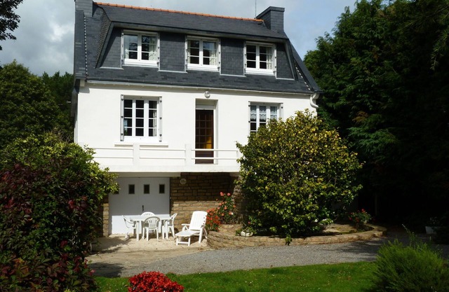 Maison spacieuse et confortable dans un jardin arboré . Wi Fi