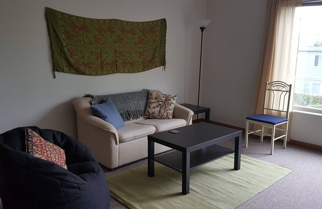 Appartement spacieux et convivial sur le mont Tabor, situé dans une jolie cose en location.
