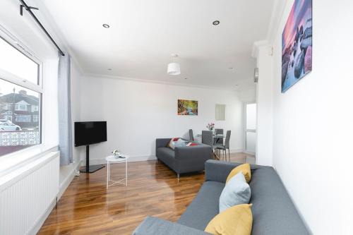 Spacious and Cozy 4Bed in Enfield with Garden & WiFi & Parking