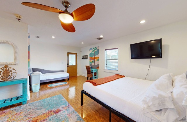 Spacious and Funky Tropical House in Desired Neighborhood of Crescent Heights