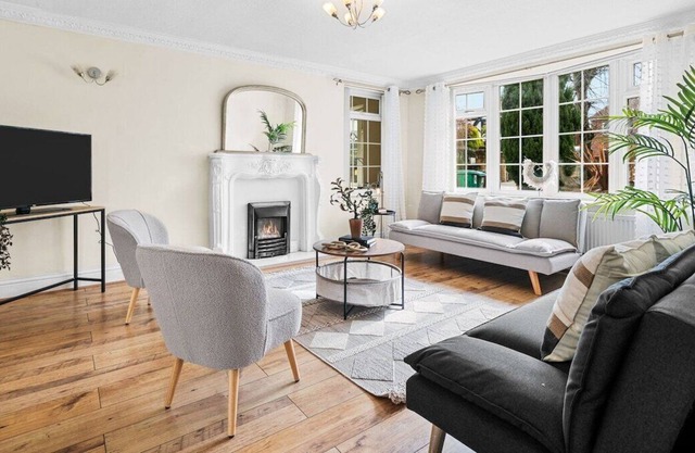Spacious and Modern House - Wollaton Way by Tŷ SA