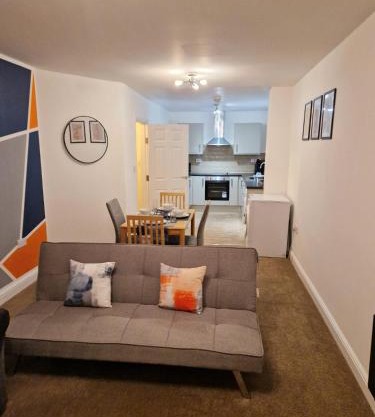 Spacious and modern apartment near Molineux Stadium, perfect for contractors, parking and WiFi