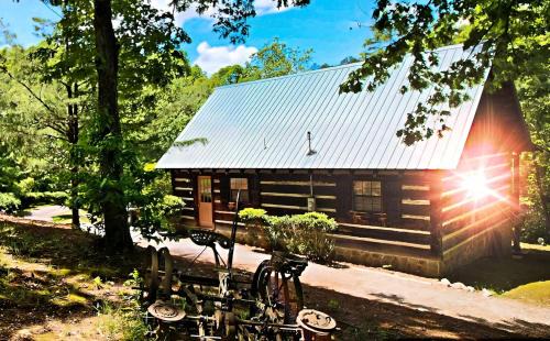 Spacious and Rustic Cabin with a Hot Tub near Copperhill for a Family Getaway in Tennessee