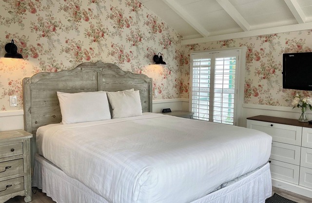Deluxe Room, 1 King Bed - Carmel Green Lantern Inn