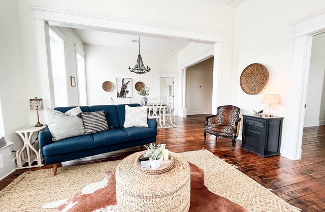 Spacious and Airy Loft/2 king beds/5 bed total/ Overlooking Broadway Ave