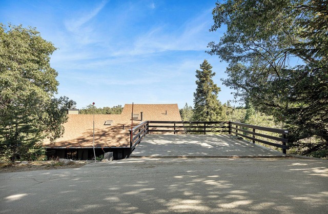 Spacious and cozy 3 bedroom 2 bath cabin in the tree line of Green Valley Lake