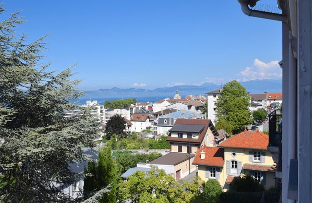 Spacieux appartement à Évian-les-Bains avec balcon et garage