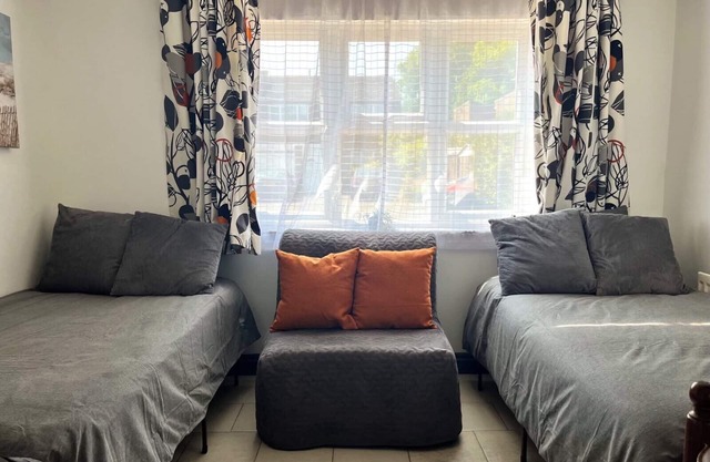 Spacious Apartment - 12 Minutes from Gatwick