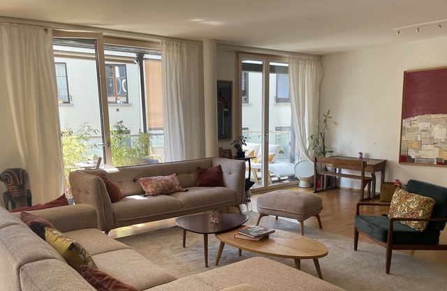 Spacious apartment by the lake in central Geneva
