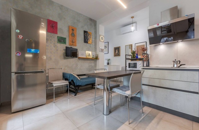 Spacious apartment perfect for 3 people, located in the San Donato district and equipped with all comforts including an equipped balcony. Strategic location just a few minutes from the Fiera, the Tecnopolo, the Unipol and the ring road. Perfect for those