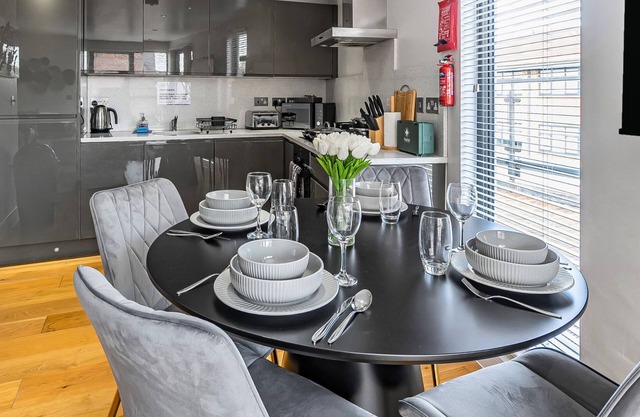 Spacious 2BR in Surrey | Pet-Friendly, Netflix, Parking