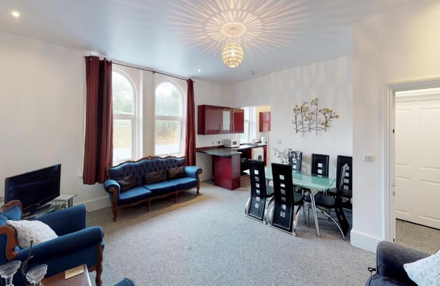 Spacious Apartment Sleeps 6
