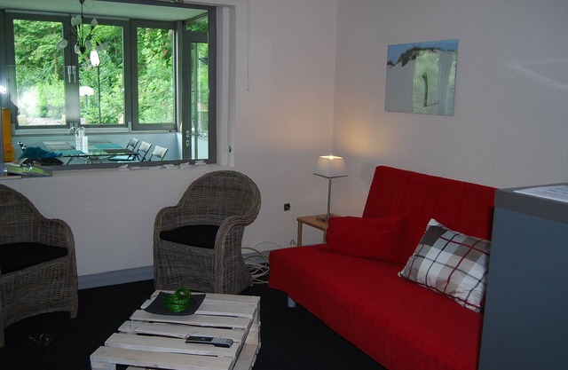 Spacieux appartement avec terrasse (101 m²). près de la ville (de trajet en train de 10 min) à l'air libre