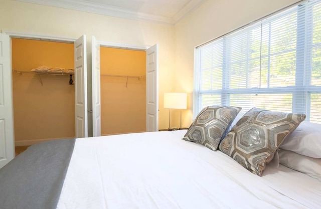 Spacious Apt with Pool-ABH-2822