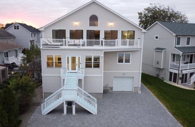 Spacious Beach House 2 blks to Ocean, Lake Views and Awesome Game Room!