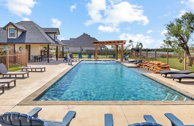 Spacious Bdrms ~ Sleeps 8 ~ Near ACU ~ Spring Savings ~ Pond ~ Playground ~ Dogs