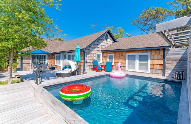 Nouvelle piscine / bain à remous dans un espace extérieur tranquille w / incroyable suite principale