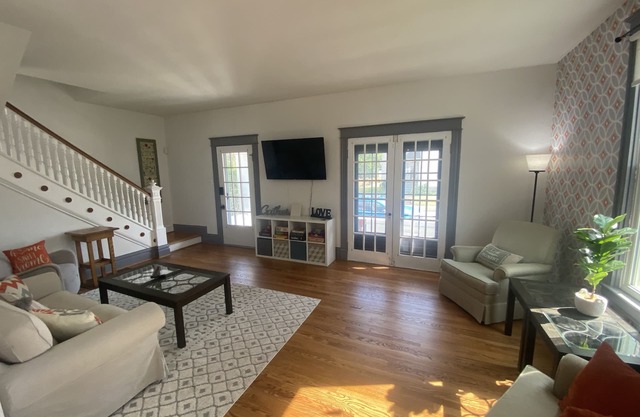 Spacious, Beautiful St. Charles Home-Remodeled-Sleeps 10! New Patio!