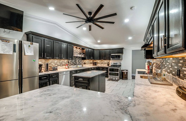 Spacious Bowling Green Home w/ Hot Tub & Pool!