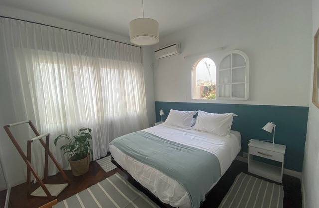 Spacious, bright and well located. Complete, comfortable and inspiring. Terrace pet friendly
