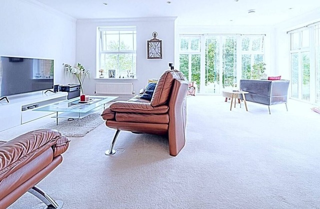 Spacious Bright and Airy Home Deepcut Surrey