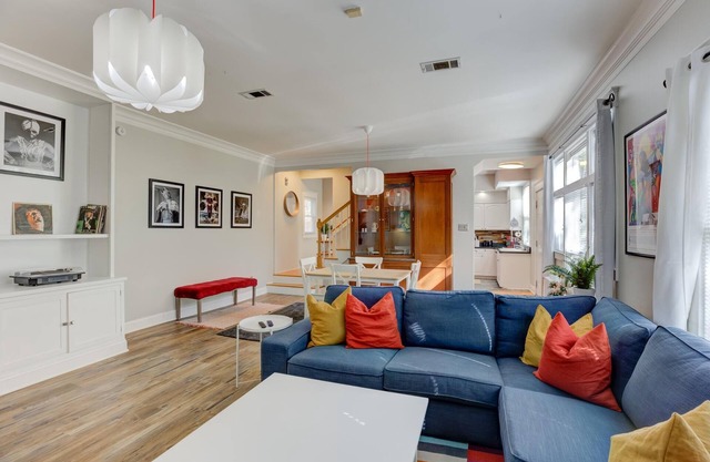 Spacious & Bright Cottage in Beautiful, Safe Midtown - 2 Miles from Beale Street