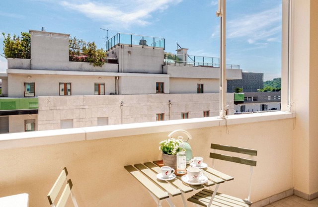 Spacious & Bright Apartment w Private Parking, Just Minutes From Historic Center