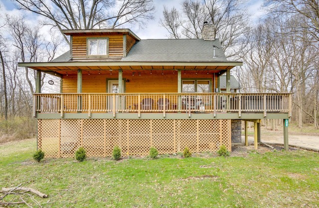 Spacious Buckeye Lake Home w/ Hot Tub & Fire Pit!