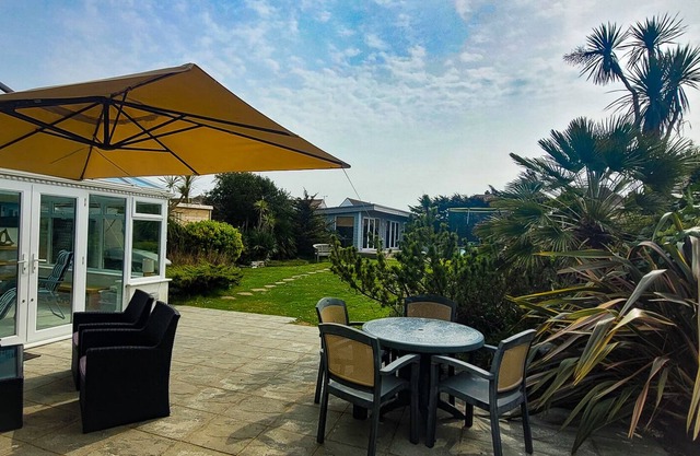 Spacious bungalow very near the beach with large garden